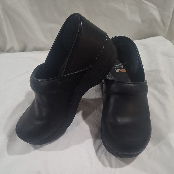 Dansko Wome's Black Slip-On Slippers Size 36 - Picture 2 of 10